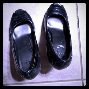 Black size 9 stiletto.